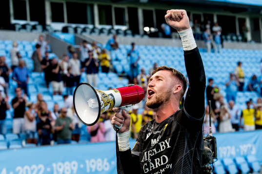 Mjällbys målvakt Noel Törnqvist jublar