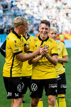 Mjällbys Herman Johansson och Elliot Stroud jublar