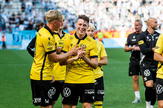 Mjällbys Herman Johansson och Elliot Stroud jublar