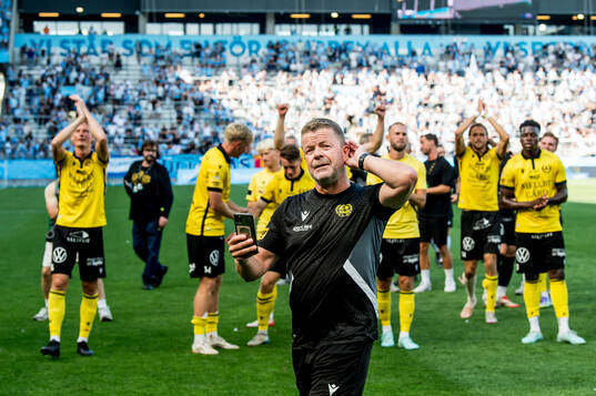 Mjällbys tränare Anders Torstensson jublar