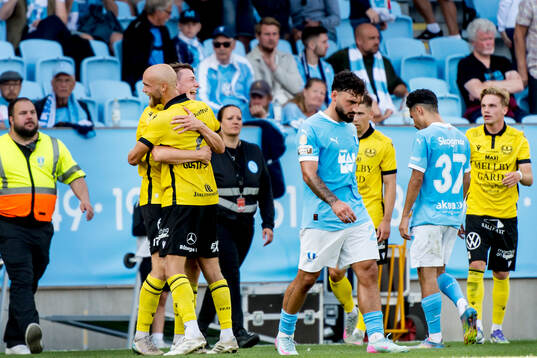 Mjällbys Viktor Gustafson och Herman Johansson jublar och