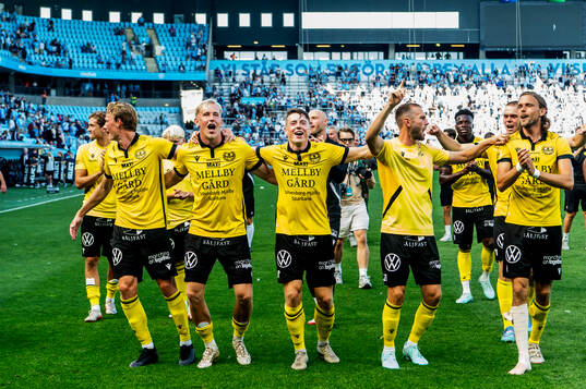 Mjällbys Herman Johansson och Elliot Stroud jublar