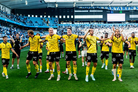 Mjällbys Herman Johansson och Elliot Stroud jublar
