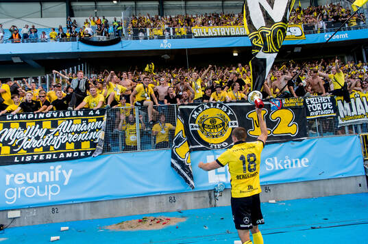 Mjällbys Jacob Bergström och supportrar jublar