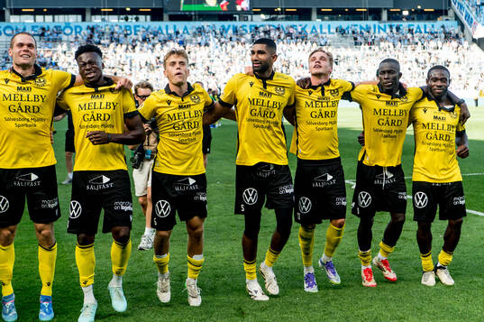Mjällbys spelare jublar