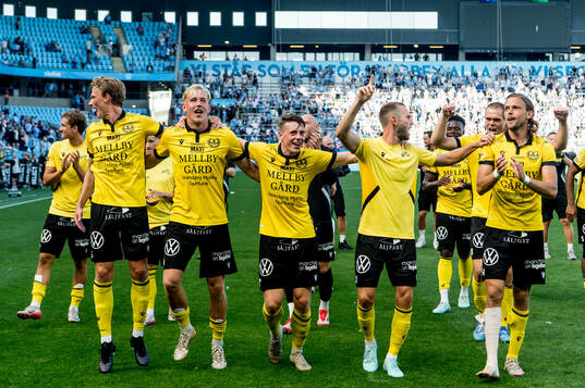 Mjällbys Herman Johansson och Elliot Stroud jublar