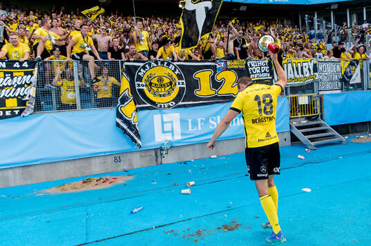 Mjällbys Jacob Bergström och supportrar jublar