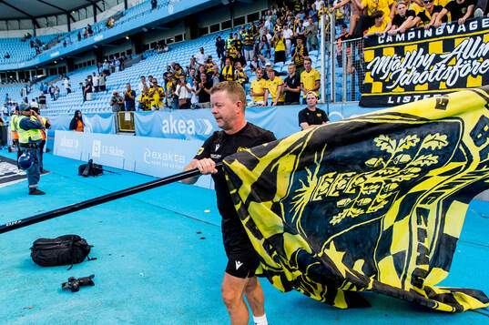 Mjällbys tränare Anders Torstensson jublar