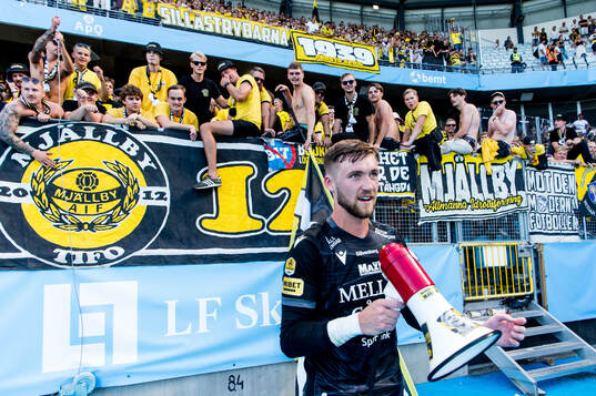 Mjällbys målvakt Noel Törnqvist jublar