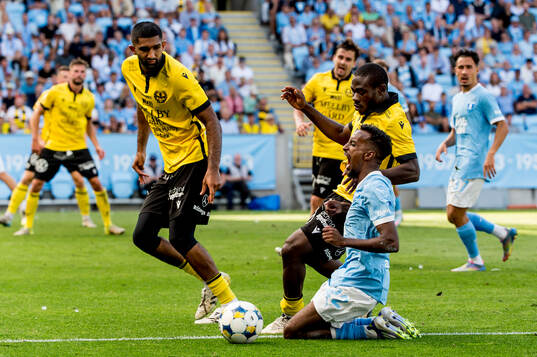 Malmö FFs Taha Ali mot Mjällbys Uba Charles Nwokoma