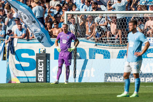 Malmö FFs målvakt Robin Olsen deppar