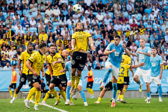 Mjällbys Tom Pettersson mot Malmö FFs Andrej Djuric