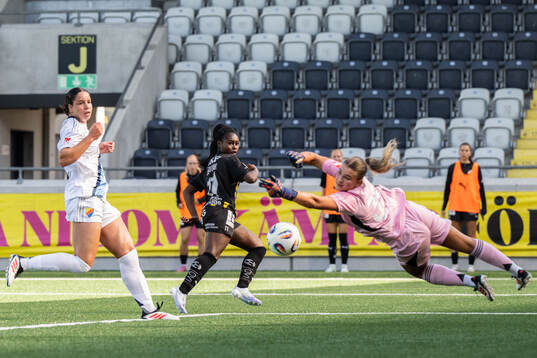 Häckens Monica Jusu Bah och Djurgårdens målvakt Anna