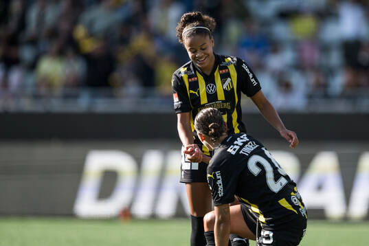 Häckens Felicia Schröder jublar med Tabby Tindell