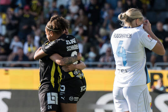 Häckens Felicia Schröder jublar med Tabby Tindell och