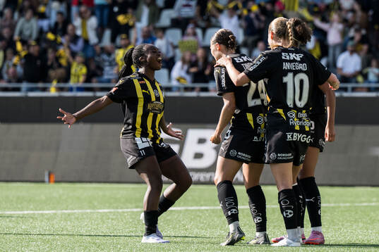 Häckens Monica Jusu Bah och Tabby Tindell jublar