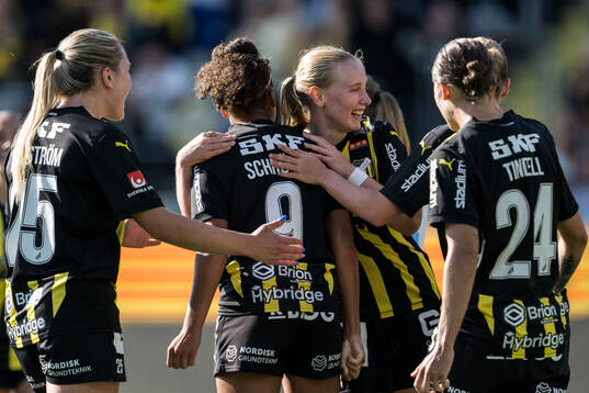 Häckens Felicia Schröder jublar med Johanna Fossdalsá