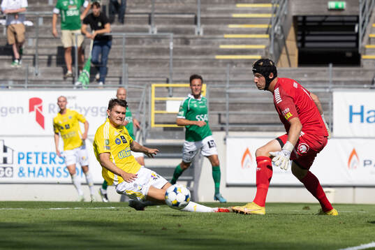 Falkenbergs Albin Andersson och Brages målvakt Viktor