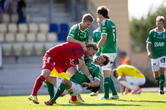 Brages målvakt Viktor Frodig jublar med Pontus Jonsson