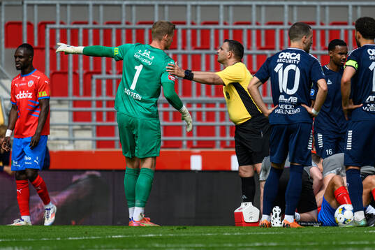 Helsingborgs målvakt Johan Brattberg pratar med Domare