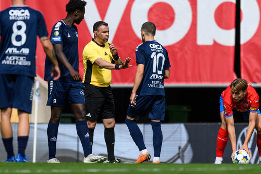 Domare Alex de Albuquerque Troleis pratar med Utsiktens