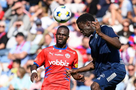 Helsingborgs Adam Akimey och Utsiktens David Tokpah