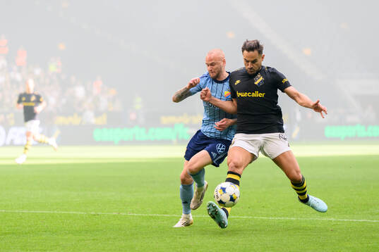 Djurgårdens Adam Ståhl och AIKs Sotirios Papagiannopoulos