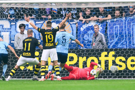 Djurgårdens målvakt Jacob Rinne med en räddning