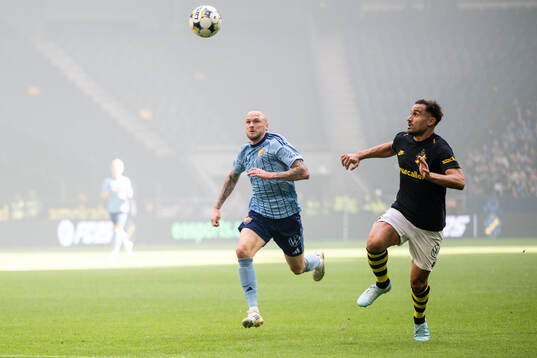 Djurgårdens Adam Ståhl och AIKs Sotirios Papagiannopoulos