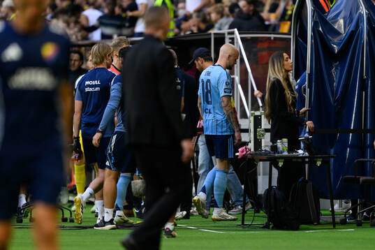 Djurgårdens Adam Ståhl och övriga spelare lämnar planen