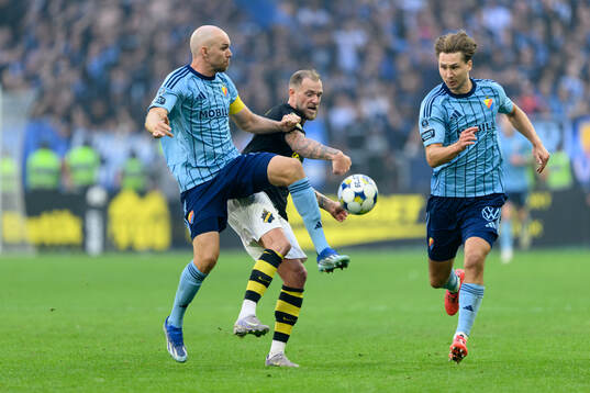AIKs John Guidetti mot  Djurgårdens Marcus Danielson och