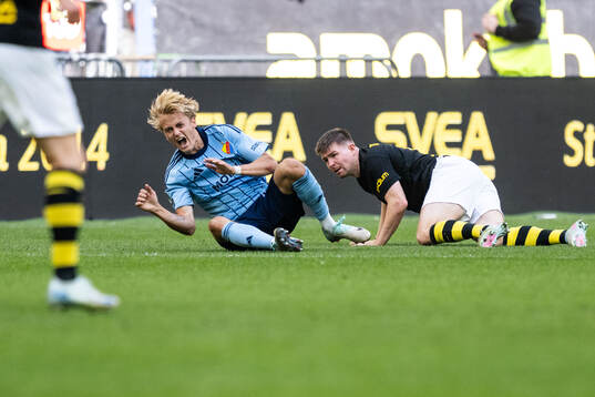 Djurgårdens Oskar Fallenius har ont bredvid AIKs Mads