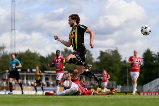 Häckens Adam Lundkvist och Degerfors Leon Hien