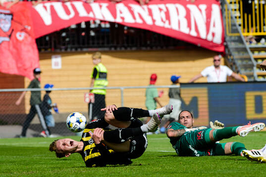 Häckens Julius Lindberg och Degerfors målvakt Matvei