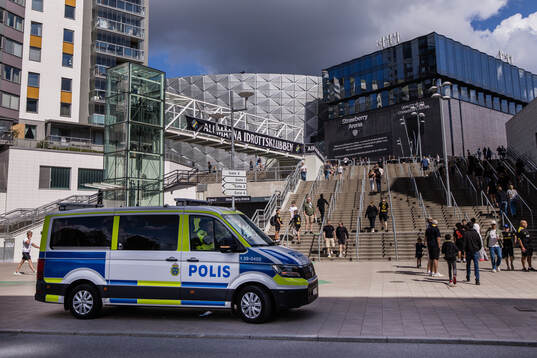 En polisbil utanför Strawberry Arena