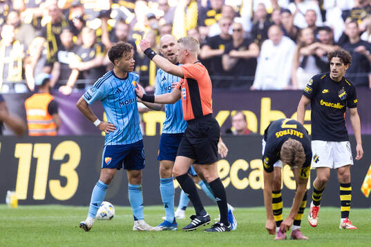 Djurgårdens Mikael Anderson får gult kort