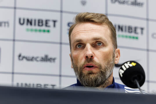 Djurgårdens tränare Jani Honkavaara på en presskonferens