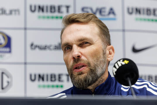 Djurgårdens tränare Jani Honkavaara på en presskonferens