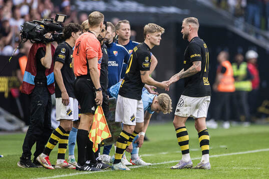 AIKs Erik Hovden Flataker och John Guidetti i ett byte