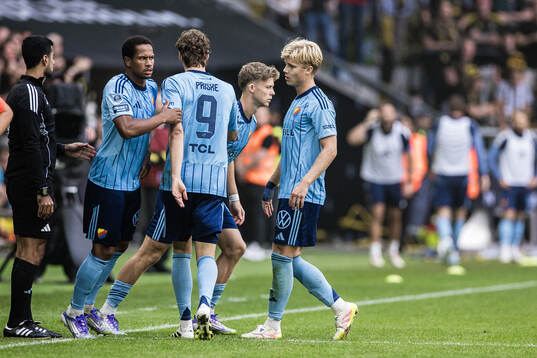 Djurgårdens Zakaria Sawo och Patric Åslund byts in mot