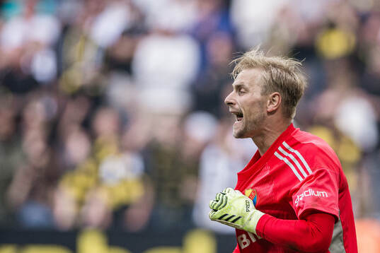 Djurgårdens målvakt Jacob Rinne reagerar