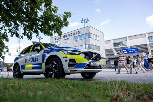 En polisbil utanför Platinumcars Arena