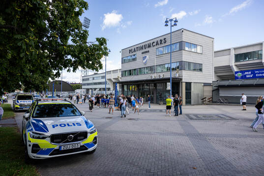 En polisbil utanför Platinumcars Arena