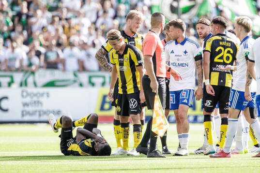 Hammarbys Ibrahima Breze Fofana ligger på gräsetunder