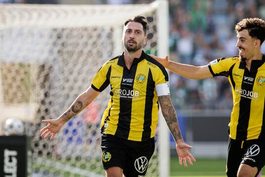 Hammarbys Nahir Besara jublar