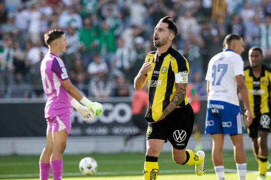 Hammarbys Nahir Besara jublar
