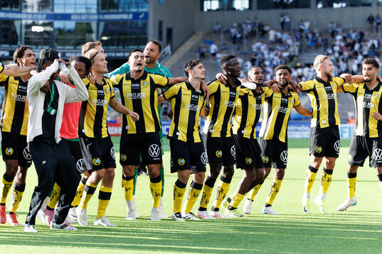 Hammarbys spelare jublar efer fotbollsmatchen i Allsvenskan