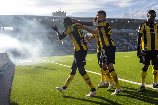 Hammarbys Ibrahima Breze Fofana jublar med lagkamrater