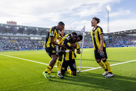 Hammarbys Ibrahima Breze Fofana jublar med lagkamrater