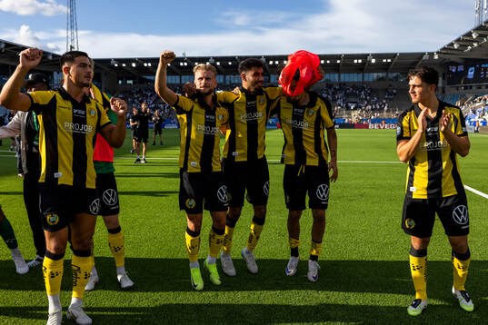 Hammarbys spelare jublar